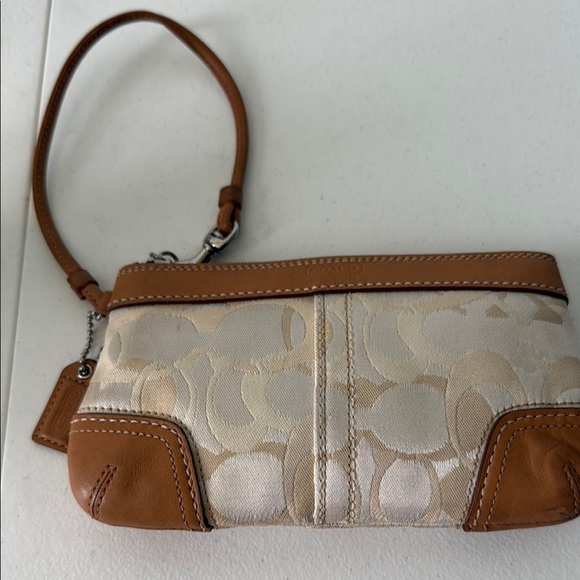 *Coach Tan and Cream Wristlet with Hangtag - Picture 1 of 4